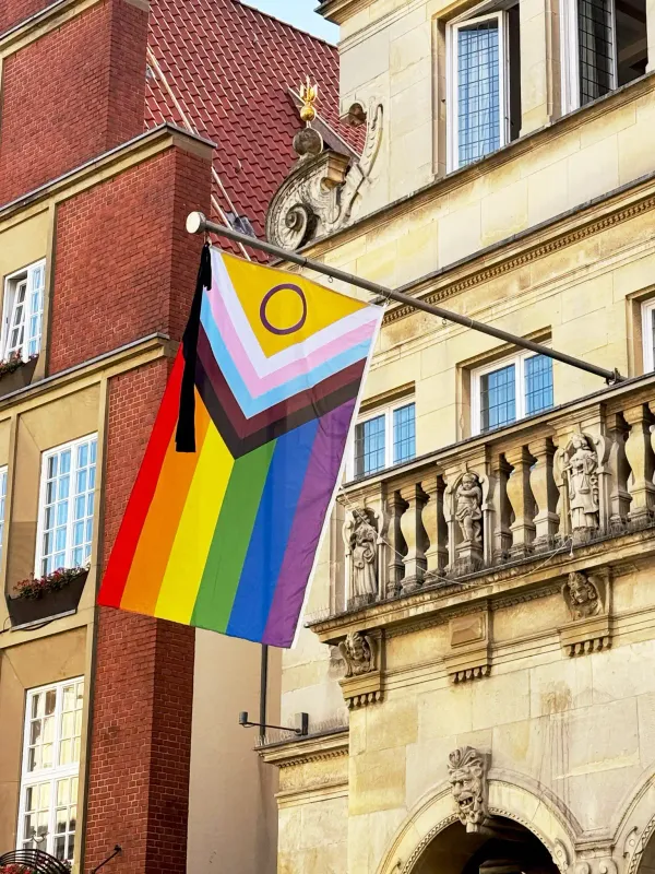 CSD Berlin: Trauer Pride Flag am Rathaus